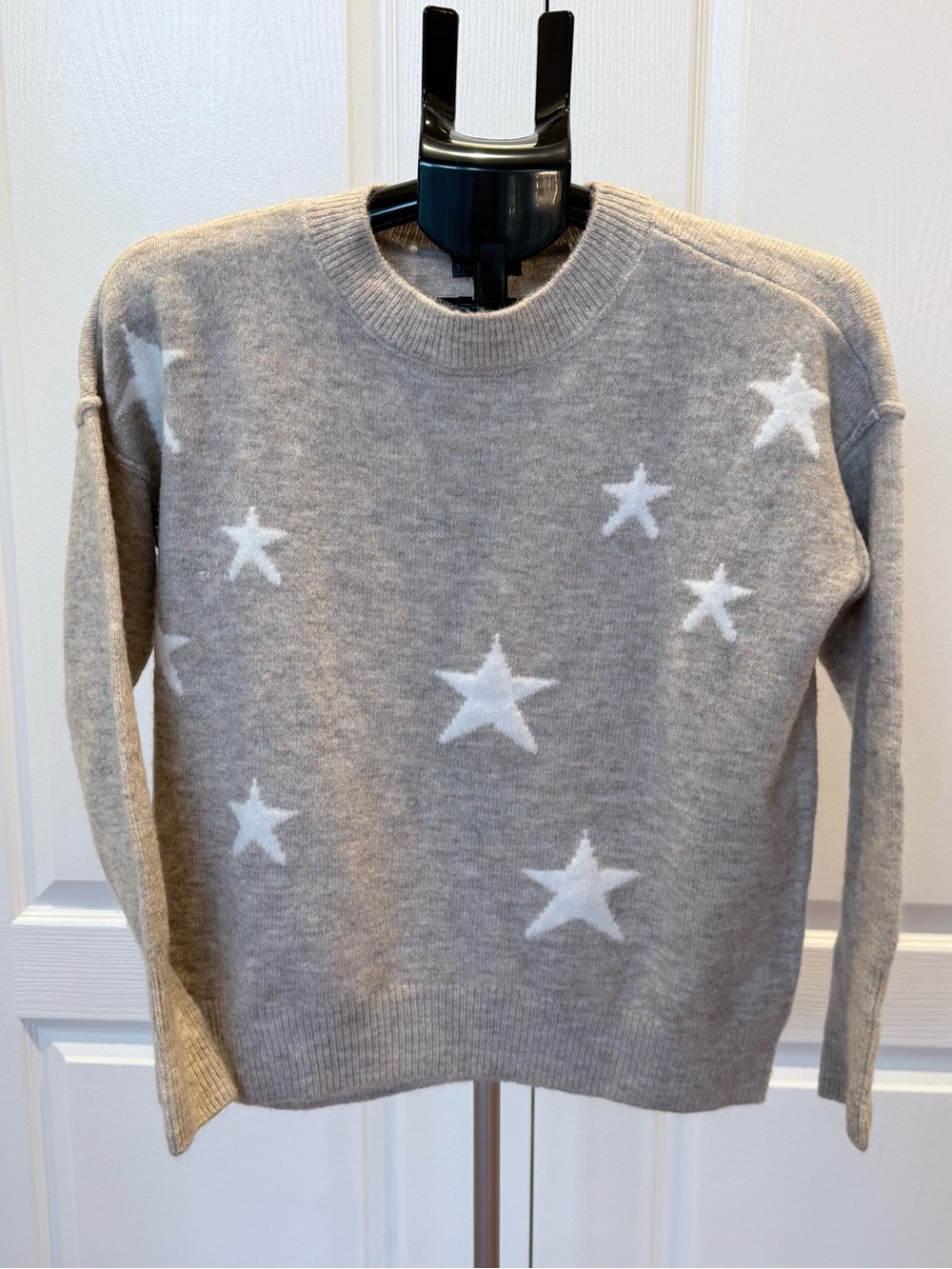 Vince Camuto Beige with White Stars Crewneck Sweater Size XXS🍁